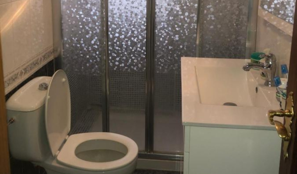 Badkamer met douche en wastafel in Tenerife-woningen.