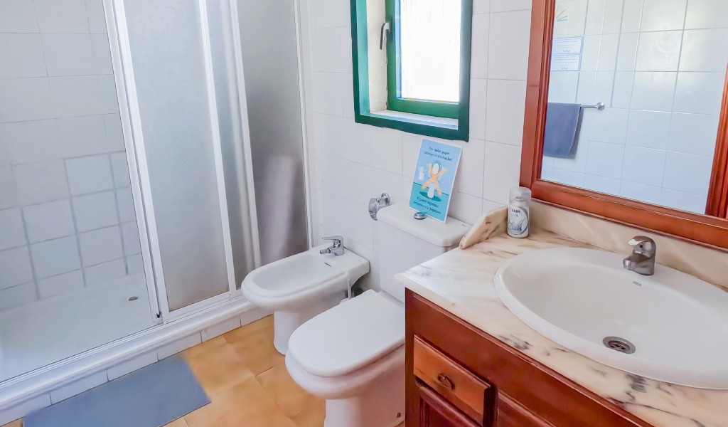 Badkamer met douche, toilet, bidet en wastafel in Puerto de la Cruz.