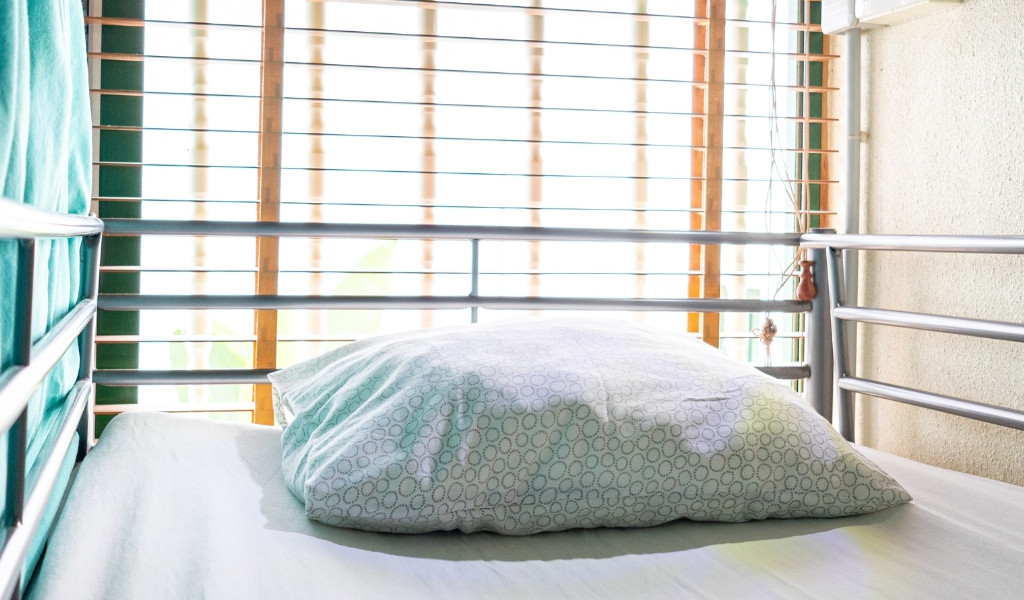 Bed met kussen in een verlichte kamer op Tenerife.