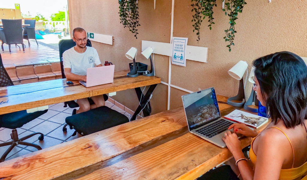 Mensen die aan laptops werken op een terras op Tenerife.