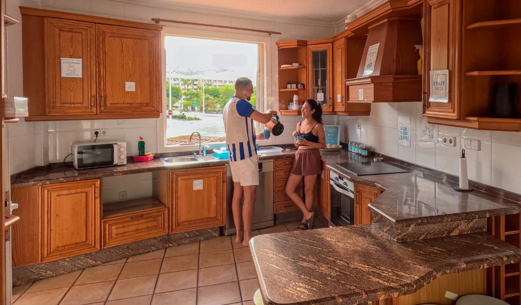 Keuken op Tenerife met twee mensen die koffie maken bij het raam.