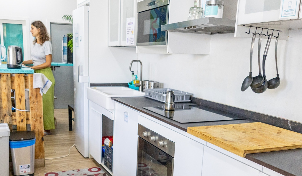Moderne keuken met een vrouw die een waterkoker gebruikt op Tenerife.