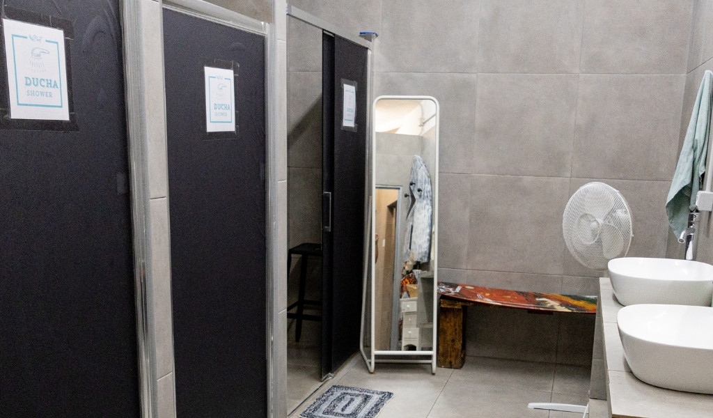 Douches en wastafels in kleedkamers met spiegel op Tenerife.