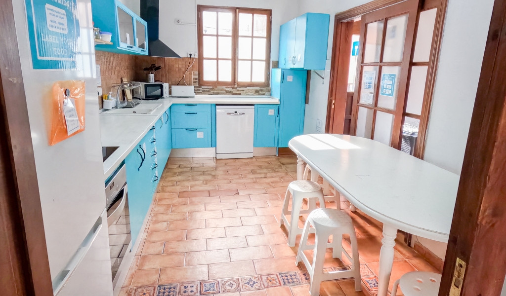 Blauw-witte keuken met tafel en krukjes in La Laguna, het huis van Tenerife.