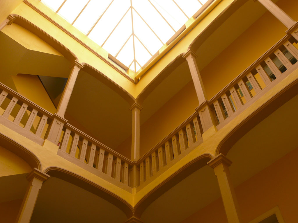 Binnenbalkon met houten hekken in een gebouw in La Orotava, Tenerife.