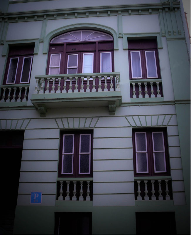 Historisch gebouw met balkons en ramen in het centrum van La Laguna, Tenerife.