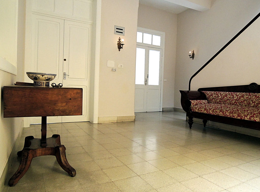 Woonkamer met bank, houten tafel en witte deur in Tenerife.