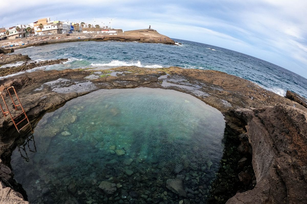 Een rotsplas met kristalhelder water en een rotsachtige bodem in Las Galletas, Tenerife.