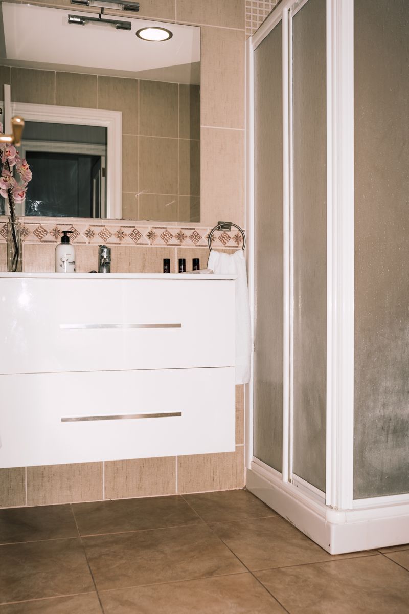 Moderne badkamer met witte wastafel en douche op Tenerife.