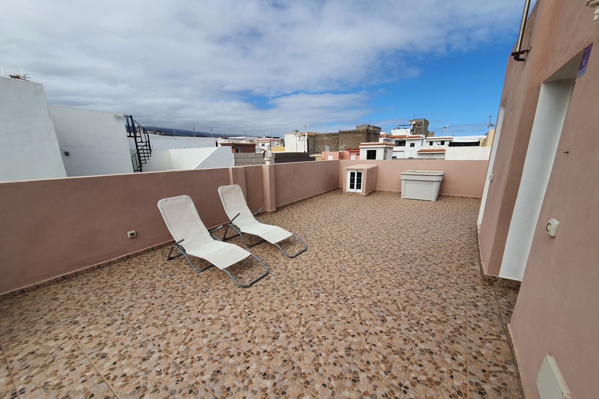 Terras met twee ligstoelen en uitzicht op de stad, San Cristóbal de La Laguna.