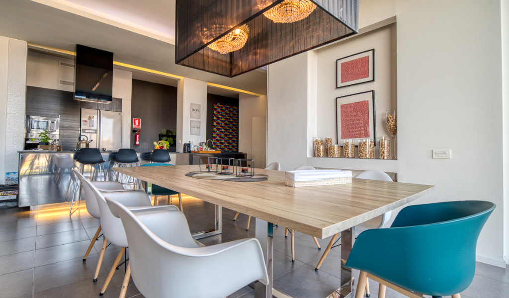 Moderne eetkamer met houten tafel en stoelen, kleurrijke inrichting, Tenerife.