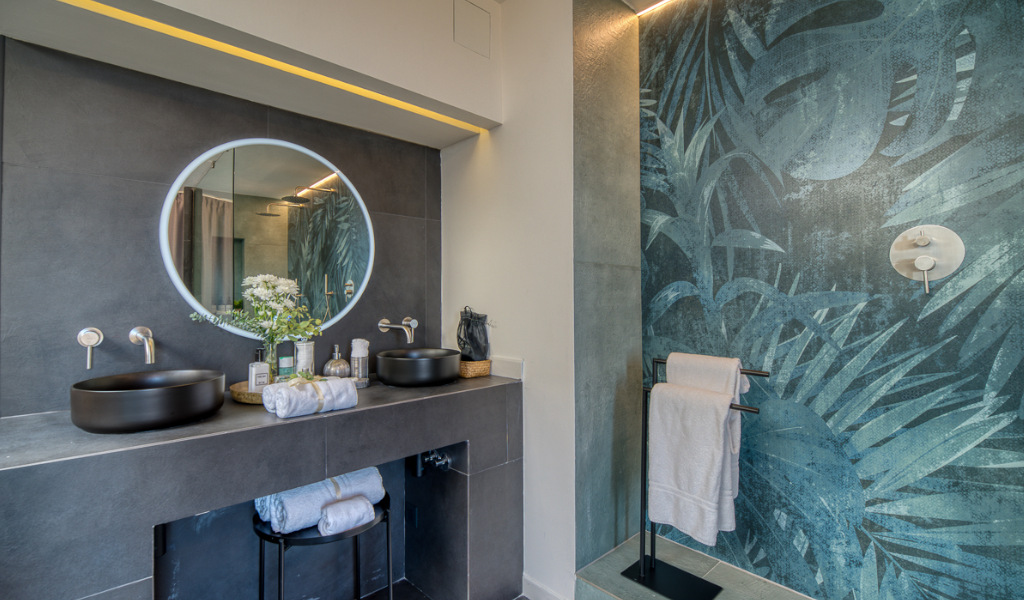 Moderne badkamer met dubbele wastafels en douche, tropische Tenerife-stijl decoratie.