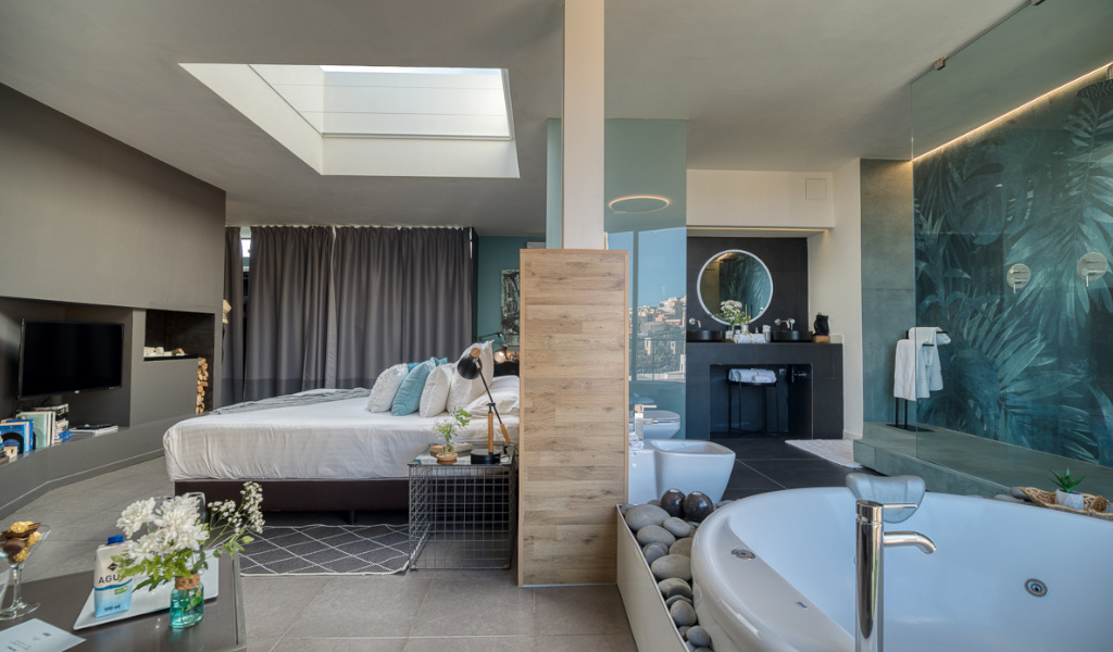 Moderne kamer met jacuzzi, bed, douche en decoratiedetails op Tenerife.