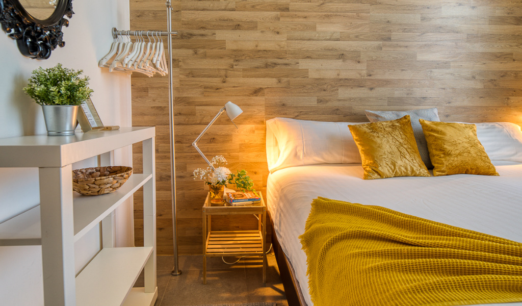 Bed met gele kussens in een moderne kamer op Tenerife.