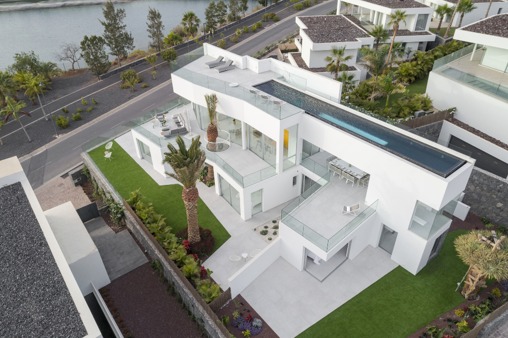 Modern huis met zwembad en tuin op Tenerife, luchtfoto van de wijk.