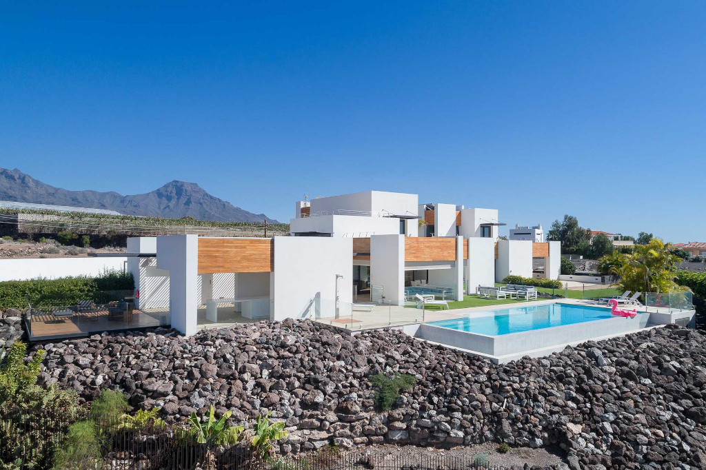 Modern huis met een zwembad en bergen op de achtergrond op Tenerife.