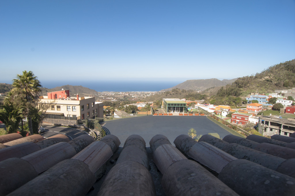 Panoramisch uitzicht op Tacoronte op Tenerife, met de zee op de achtergrond en kleurrijke huizen.