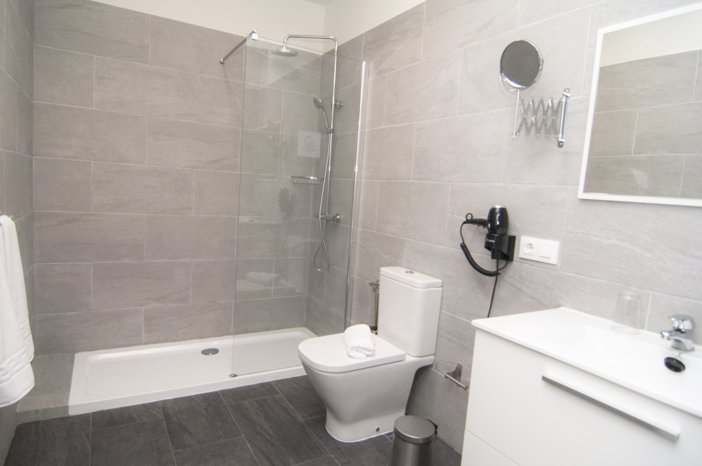 Moderne badkamer met douche, toilet en wastafel in een hotel op Tenerife.