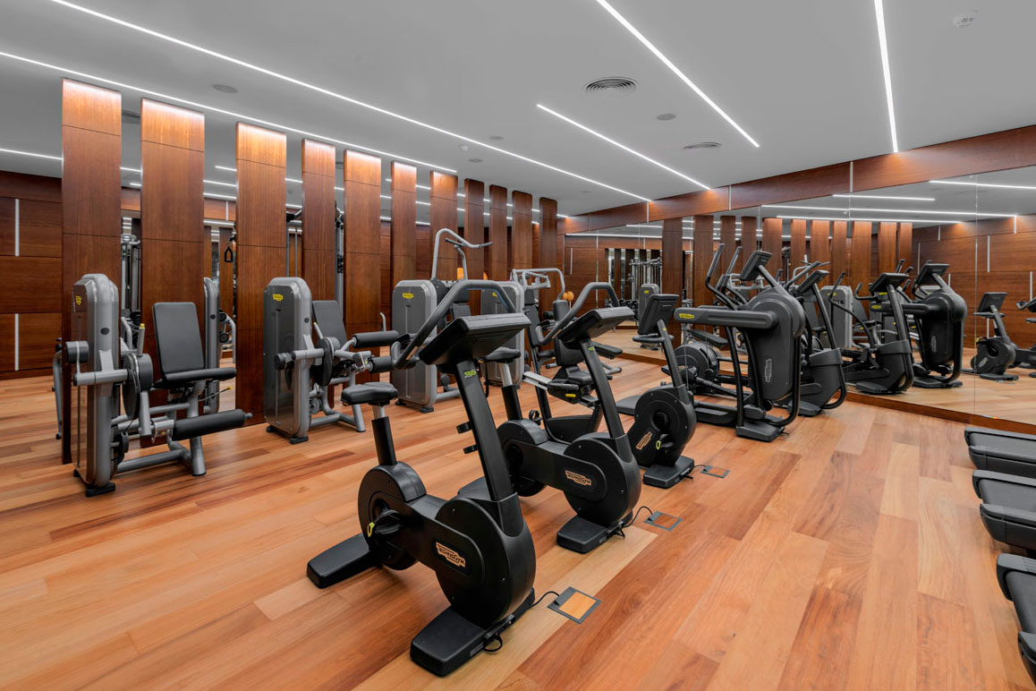 Sportschool met fitnessapparatuur in een hotel op Tenerife.