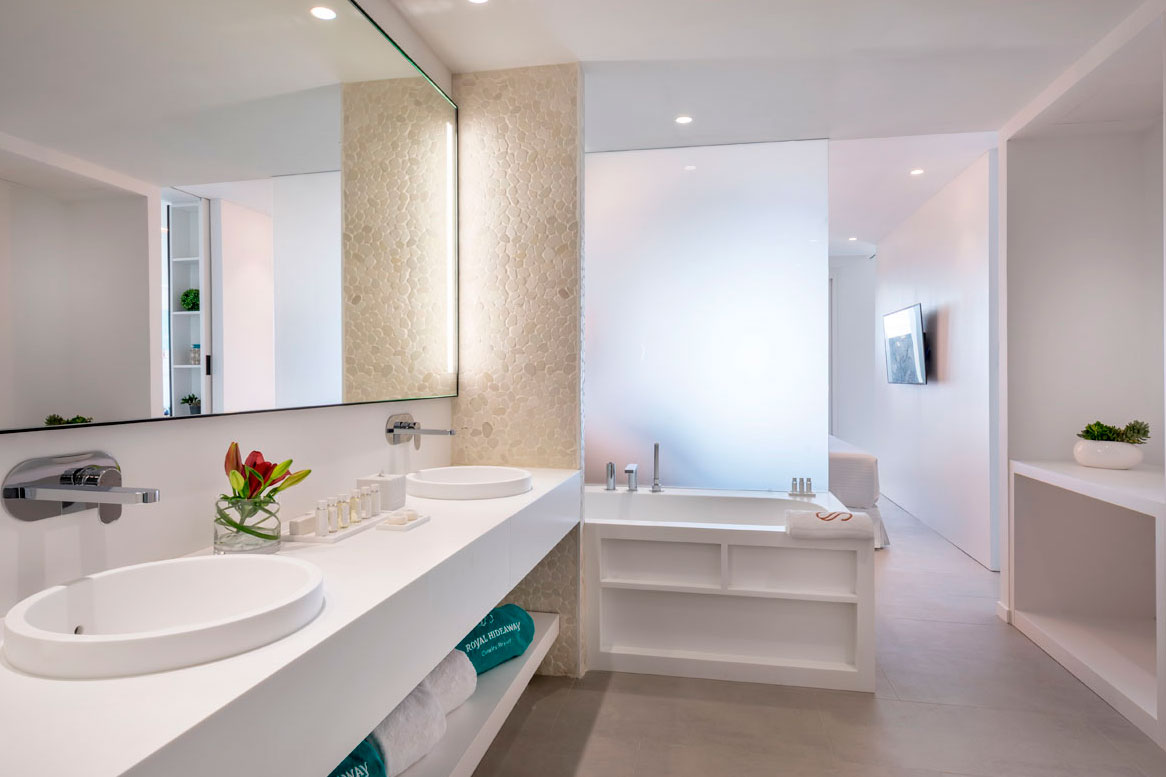 Moderne badkamer met twee wastafels, spiegel en bad op Tenerife.