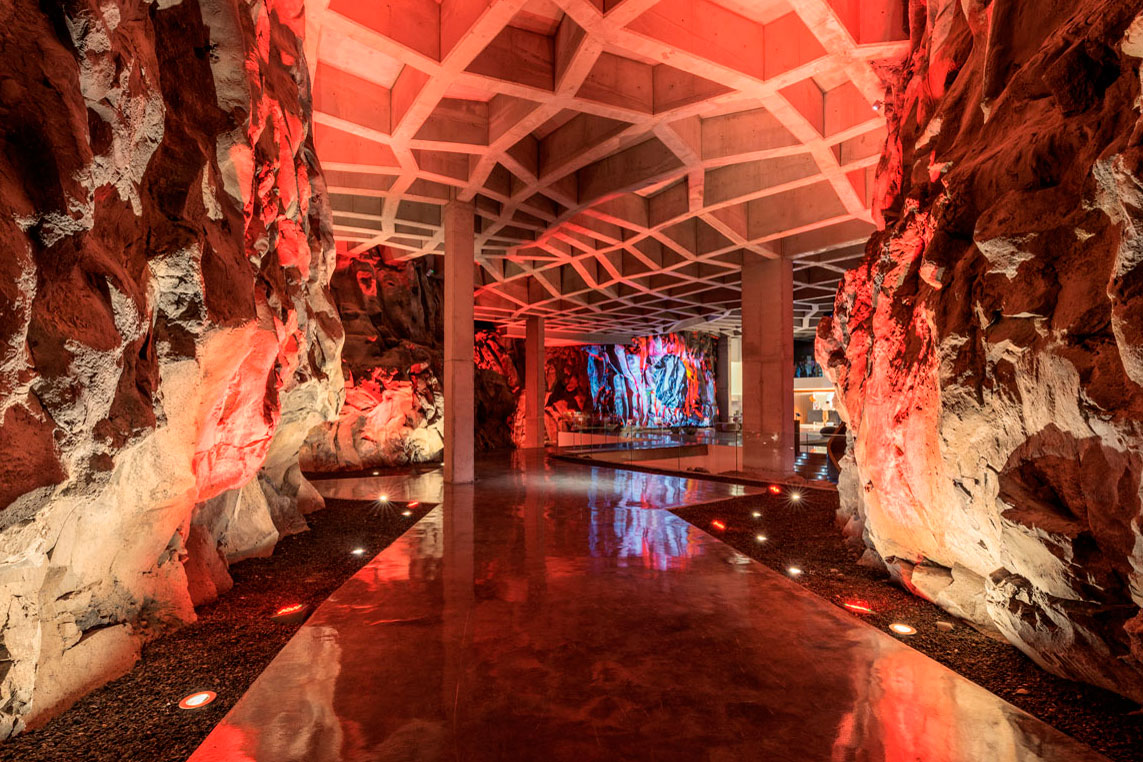Gang met plafondstructuur en rotswanden die rood verlicht zijn op Tenerife.