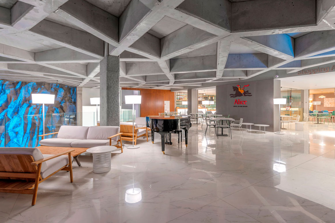 Moderne lobby met geometrisch plafond en piano in het winkelcentrum Afiche, Tenerife.