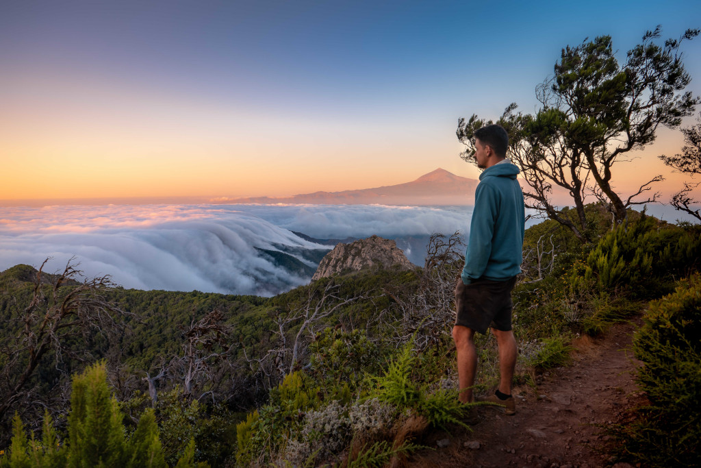 Persoon die het landschap van de berg Teide observeert bij zonsondergang op Tenerife.