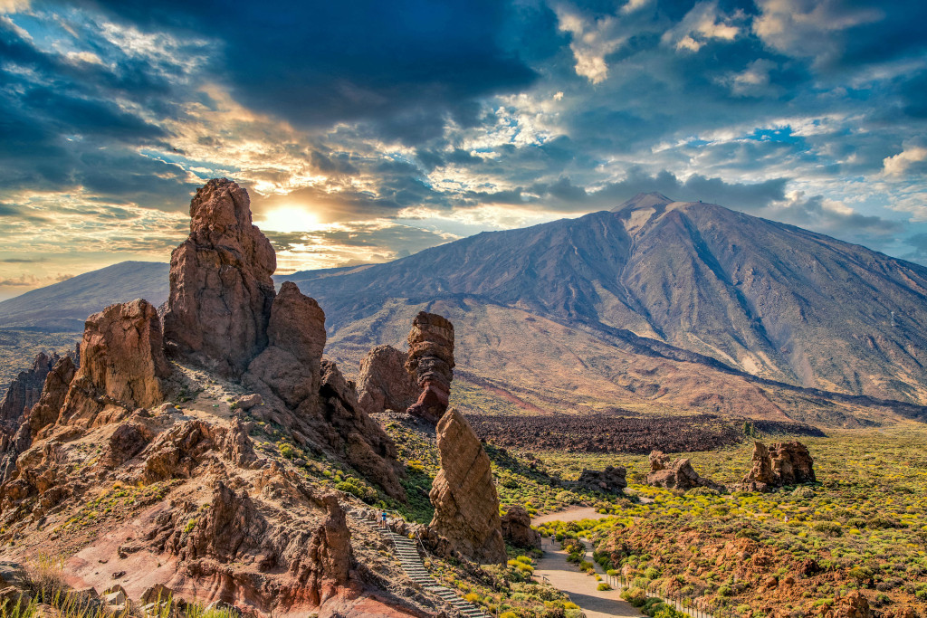 Rotsformaties en de berg Teide bij zonsondergang op Tenerife.