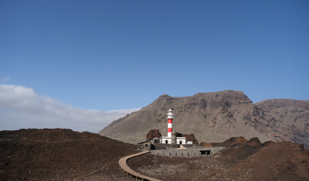 Vuurtoren boven vulkanisch landschap in het Nationaal Park Teide, Tenerife.
