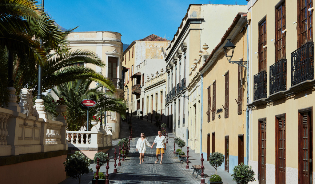 Stel dat door een straat met historische gebouwen loopt in La Orotava, Tenerife.