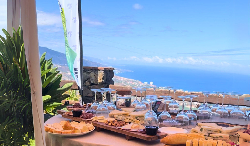 Tafel met schalen met kaas en glazen voor het panoramische uitzicht op Tenerife.