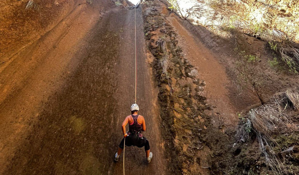 Persoon abseilt in de Tenerife-kloof.