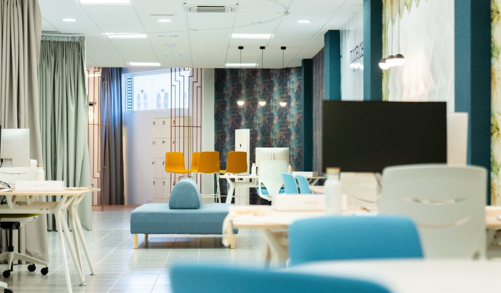 Modern kantoor met bureaus en stoelen op Tenerife.
