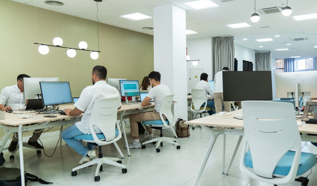 Mensen die op kantoor met computers werken op Tenerife.