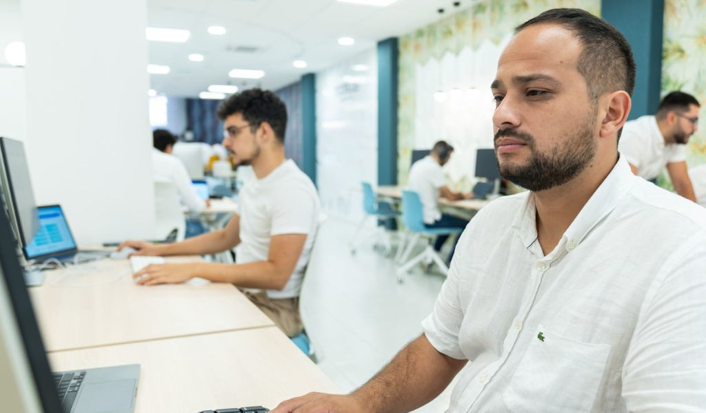 Mensen die aan computers werken in een modern kantoor op Tenerife.