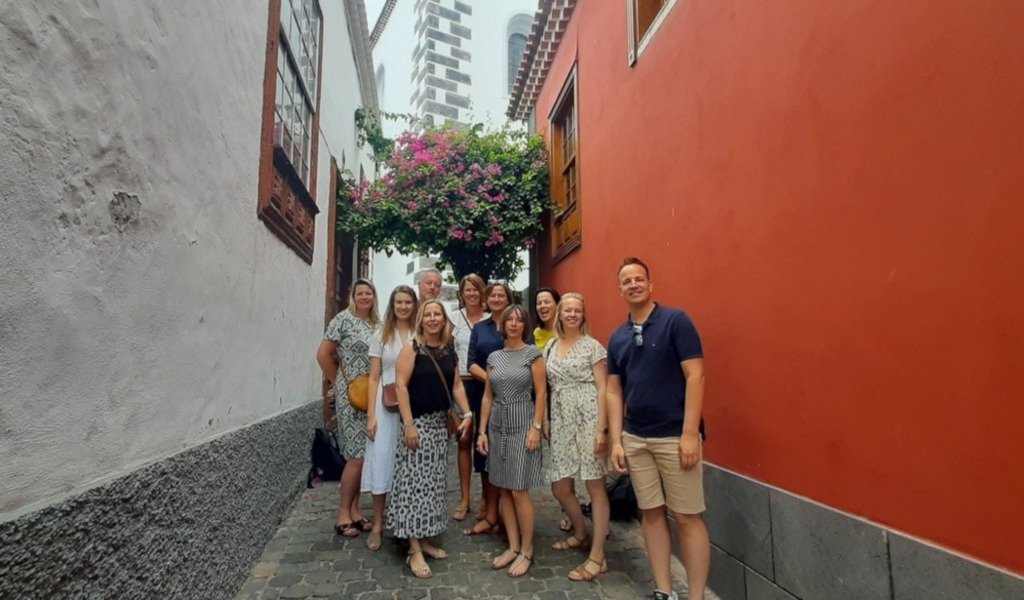 Groep mensen in een steegje met bloemen in Toscal, Tenerife.