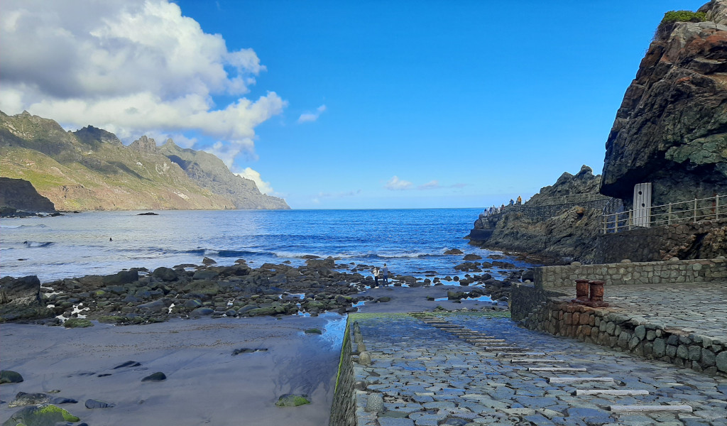 Rotsachtige kust van Benijo op Tenerife met bergen op de achtergrond.