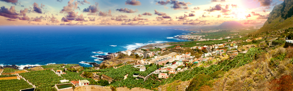 Panoramisch uitzicht op de kust en velden in Los Realejos, Tenerife bij zonsondergang.