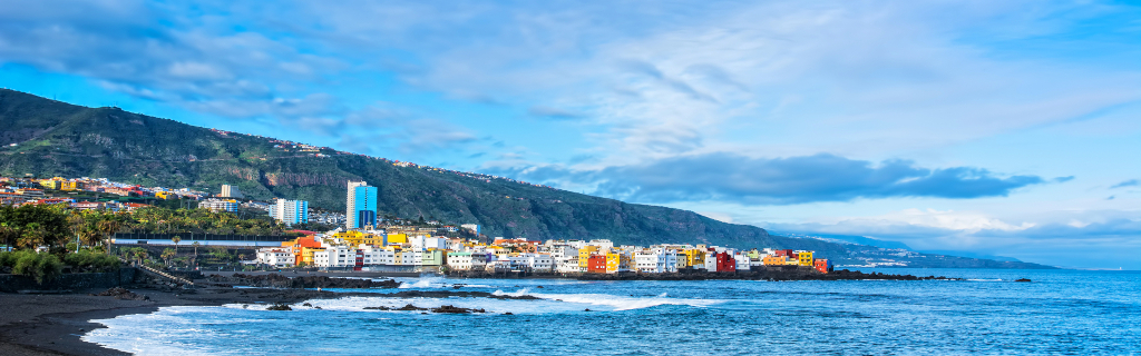 Kust met kleurrijke huizen en bergen in Puerto de la Cruz, Tenerife.