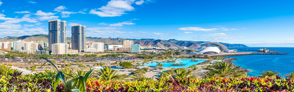 Panoramisch uitzicht op Santa Cruz de Tenerife met het auditorium en de oceaan.