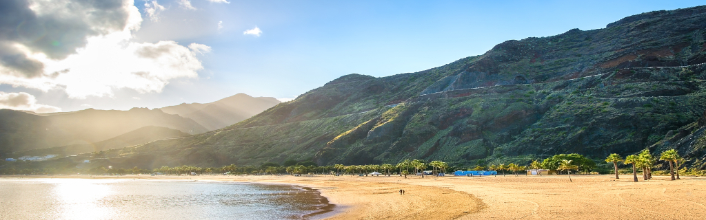Het strand Las Teresitas op Tenerife met bergen op de achtergrond.