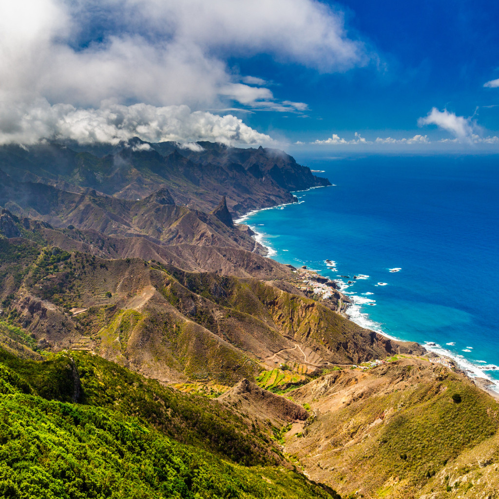 Anaga-kust op Tenerife met bergen en een blauwe oceaan.