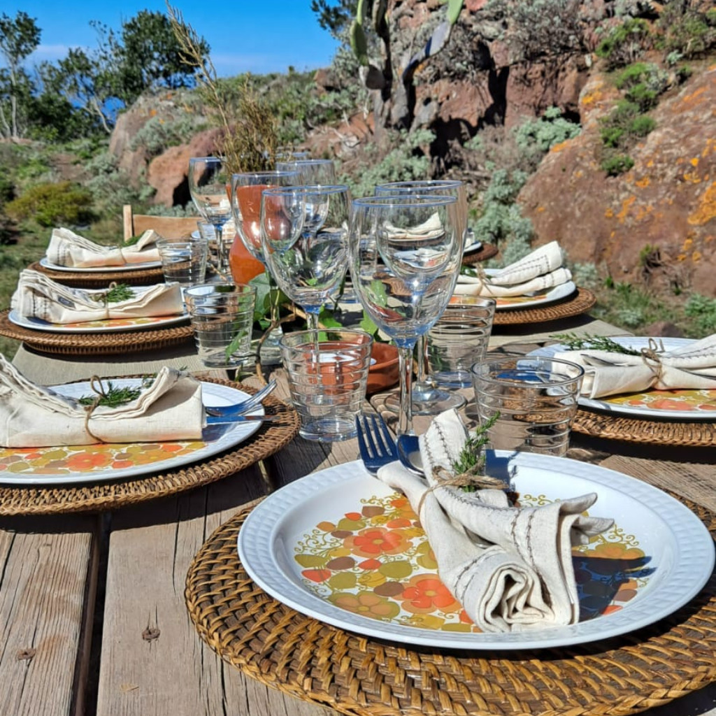 Buitentafel met decoratieve borden en drankjes op Tenerife.