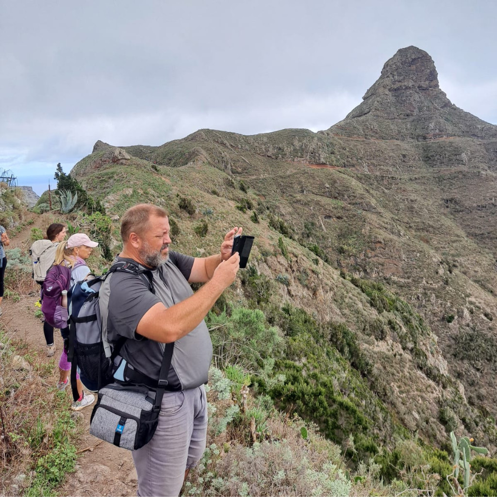 Mensen die op een pad lopen op Tenerife met een berg op de achtergrond.