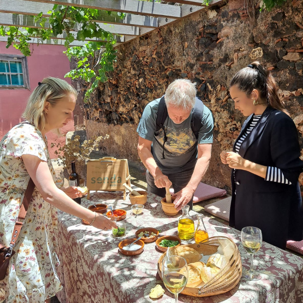 Mensen die eten bereiden aan een buitentafel in La Laguna, Tenerife.
