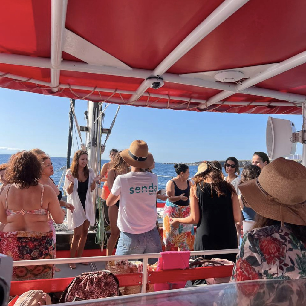 Mensen die op een boot praten op open zee bij Tenerife.