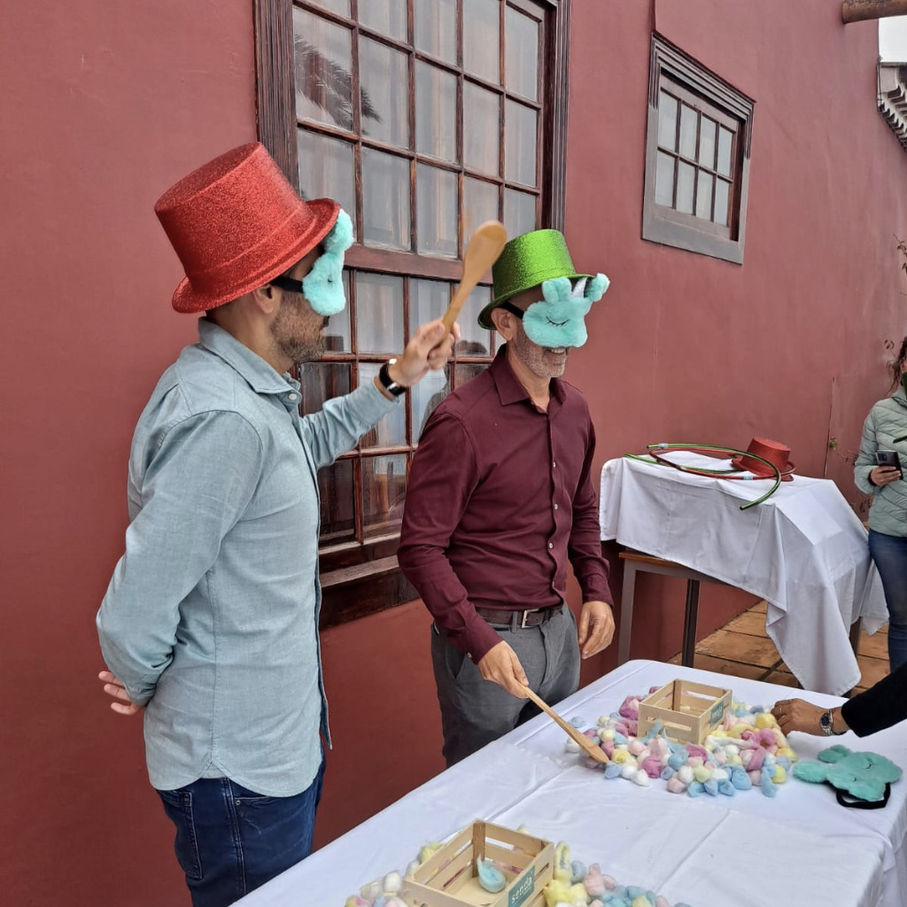 Mensen met hoeden die spelen met lepels en kleurrijke voorwerpen op Tenerife.