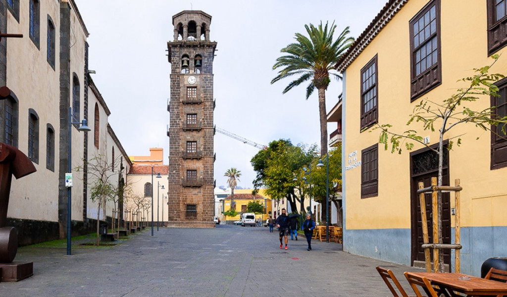 Torre de la Concepción aan een straat in San Cristóbal de La Laguna, Tenerife.