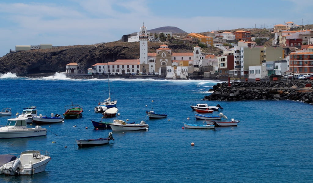 Haven met boten voor de Basiliek van Candelaria, Tenerife.