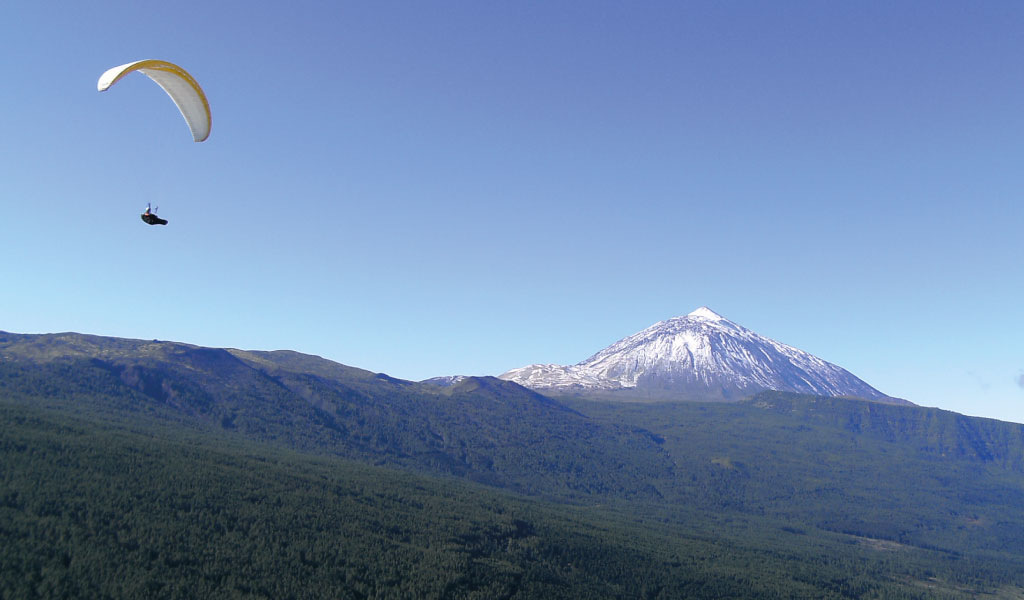 Paragliden boven de berg Teide op Tenerife onder heldere lucht.